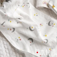 日本桃雪輕柔隨行快乾紗布方巾，印有月亮和星星圖案，柔軟的白色紗布材質，適合嬰幼兒使用。
