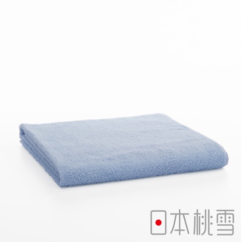 淺藍色飯店大毛巾，柔軟蓬鬆的毛圈材質，對折擺放於白色背景上。