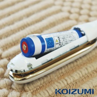 白色的離子夾特寫，露出內部裝有電池的結構，電池為藍白相間的圓柱體，上面印有警告標誌和 Li-ion20 字樣，下方標示 3.6V 2550mAh 9.18Wh，夾子邊緣有金色飾條。