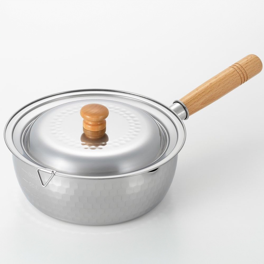 銀色不鏽鋼雪平鍋，帶有一個木製手柄和一個同材質的鍋蓋，鍋蓋中央有一個圓柱形木製把手，鍋身有蜂巢紋路及刻度線。