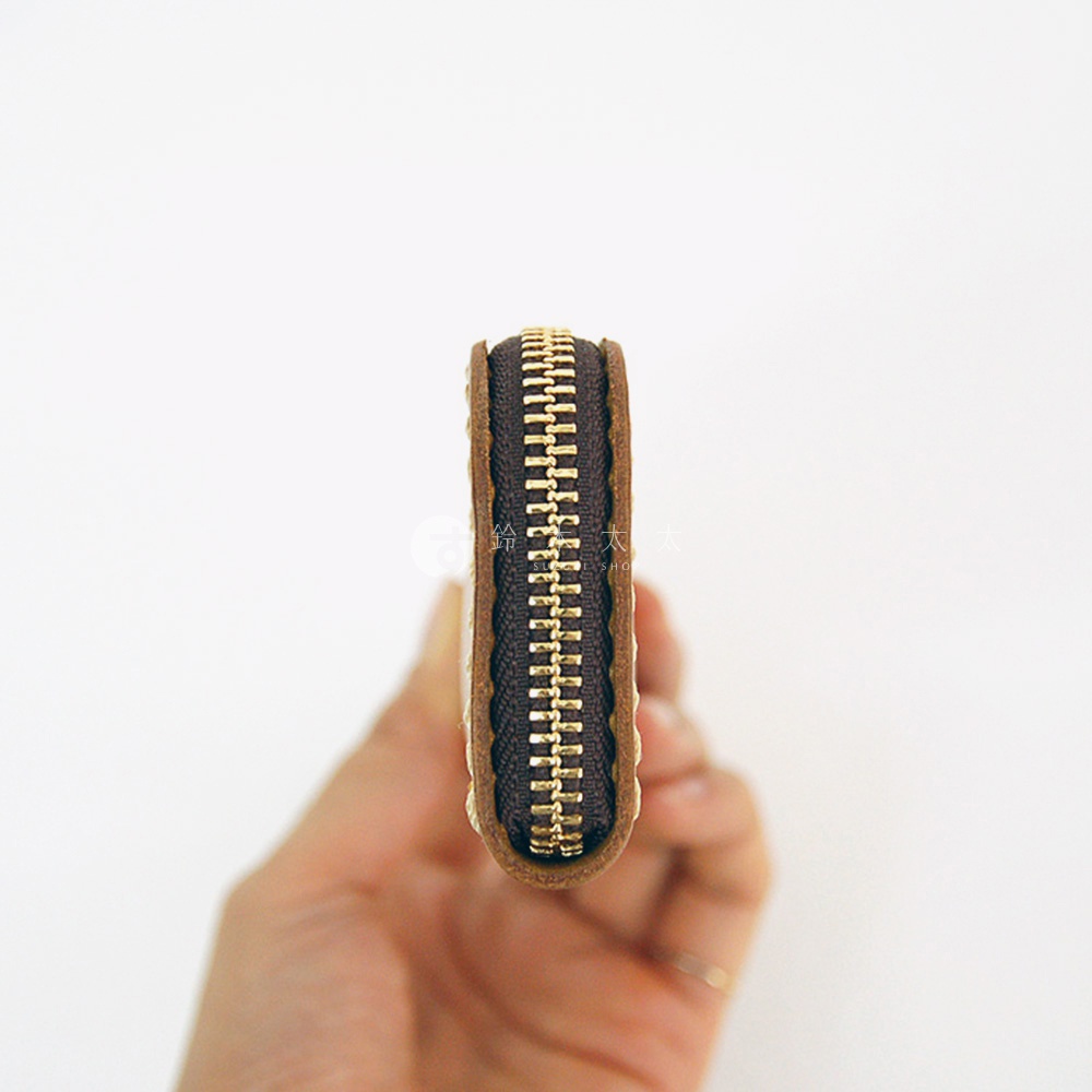 職人手作皮革托盤式收納筆袋KP-5的拉鍊細節，拉鍊為金色，筆袋邊緣為棕色皮革。