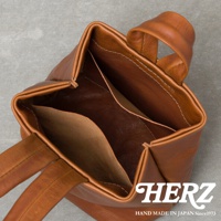 職人手作皮革Organ單柄手提包，採用棕色皮革製成，包身結構簡潔，內部設有隔層，單柄設計方便攜帶。