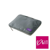 灰色Pastool go out 折疊壓縮分類旅行袋，材質為尼龍，外觀簡潔，設有拉鍊開合，袋面左下方有紫色品牌標籤。