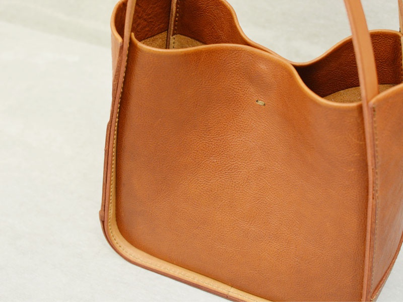 職人手作皮革Organ方形托特包 (G-68) M，採用棕色牛皮材質，包身線條簡潔，皮革表面帶有自然紋理，提把為同色皮革。