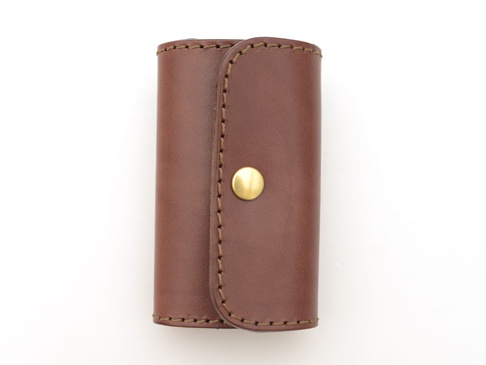 棕色皮革手作鑰匙包，附金色按扣及六個掛鉤。