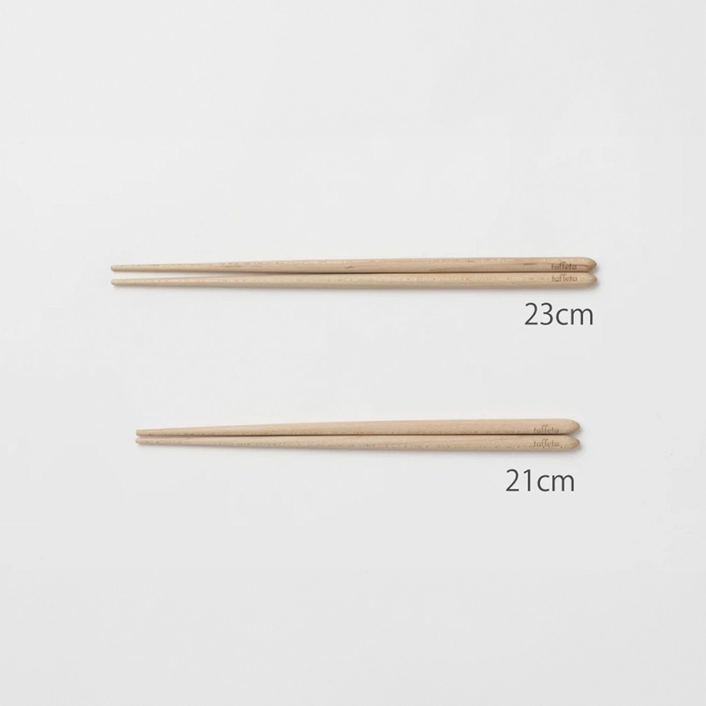 兩雙楓木圓筷，一雙長度為 23 公分，另一雙長度為 21 公分，皆呈現自然木質色澤，筷身平滑。