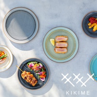 美濃燒瀝油餐盤，共有灰、綠、黑、藍四種顏色，盤面帶有細緻網紋，中央放置金屬瀝油網，上面擺放有炸物、沙拉、烤肉串等食物。