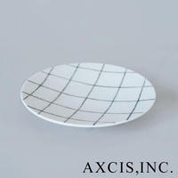 美濃燒手繪點心盤，白色陶瓷盤面飾有不規則的黑色格紋圖案，盤緣平滑，整體呈現簡約風格。