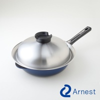 逸品物創不鏽鋼附蓋簡易蒸盤，鍋身為藍色，搭配銀色不鏽鋼鍋蓋及黑色提手。