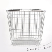 一個銀色不鏽鋼線製成的大型方形收納籃，網格結構，有提把，底部有支撐腳，背景為白色。