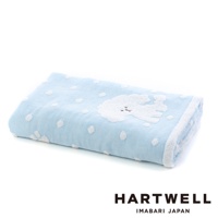 COCO醬今治純棉點點紗布浴巾，採用淺藍色基底，點綴白色圓點紋樣，浴巾中央繡有白色貴賓犬圖案，材質柔軟透氣，邊緣有白色滾邊，整體呈現可愛溫馨風格。