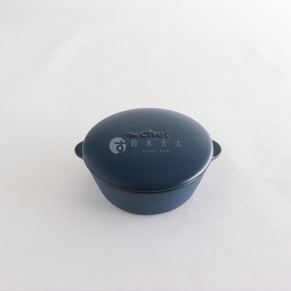 The chef 藍色耐熱陶製圓鍋，附有鍋蓋，鍋蓋上印有品牌標誌與日文名稱。