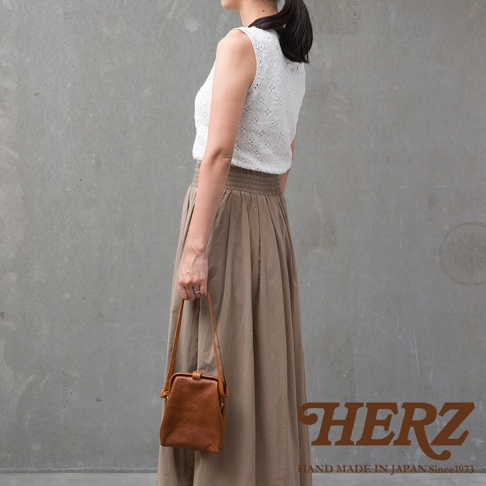 職人手作皮革Organ迷你杜勒斯側背包，棕色皮革，附細長肩帶，包身呈現經典的杜勒斯包造型，帶有金屬扣環。