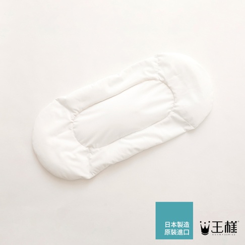 日製王樣腰枕，白色，柔軟填充物，外層為光滑布料，呈橢圓形，中央有凹陷設計，邊緣帶有壓痕縫線。