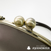 AYANOKOJI 品牌京都職人手作大玉口金斜背包，古董金色金屬球扣細節，展現精緻工藝。