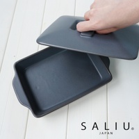 深灰色陶製長方形烤盤，配有同色系帶提把的蓋子，烤盤邊緣有雙提把設計。