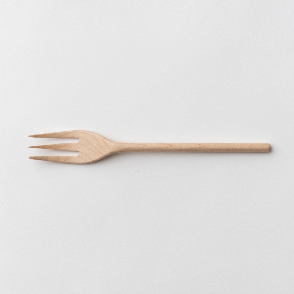 楓木製三齒餐叉，木質原色，簡潔設計。