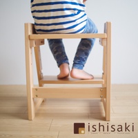 實木二階墊腳凳，淺木色，結構穩固，適合兒童站立使用。