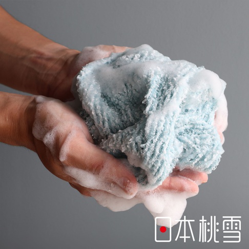 日本桃雪 awamon 怪物級綿柔起泡親膚沐浴巾-微硬款，雙手正在揉搓著沐浴巾，產生豐富的白色泡沫