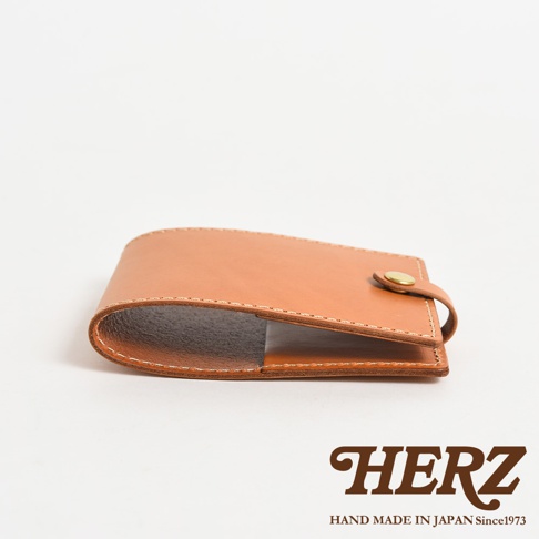 職人手作皮革便利貼收納套，淺棕色皮革，附有金屬按扣，白色縫線。