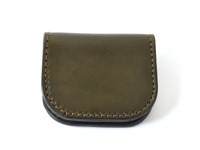 職人手作皮革馬蹄造型零錢包，採用深橄欖綠色皮革製成，邊緣有明顯的縫線裝飾，風格簡約。