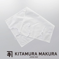 白色純棉可調式綁帶復古枕套，帶有細緻的縫線和兩個可繫的細長綁帶，展現簡約懷舊風格。