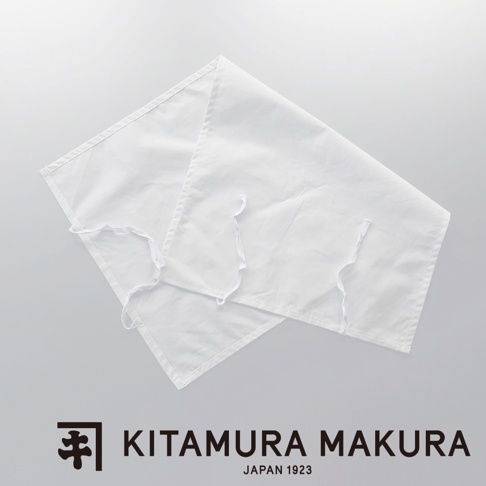 白色純棉可調式綁帶復古枕套，帶有細緻的縫線和兩個可繫的細長綁帶，展現簡約懷舊風格。