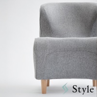 灰色布面美姿調整座椅，立腰款設計，配有木質椅腳。