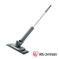 灰色電動平板拖把，配備可調節的銀色金屬桿和灰色握把，下方為灰色拖地頭，帶有黑色底座。