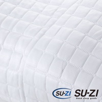 白色菱格紋涼感枕套，材質柔軟，帶有品牌標誌 SU-ZI。