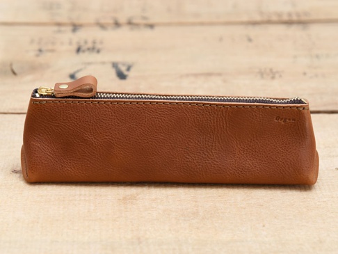 職人手作皮革Organ三角收納筆袋，M尺寸，經典棕色，採用柔軟的真皮材質，配有金色拉鍊和皮革拉環，簡約大方。