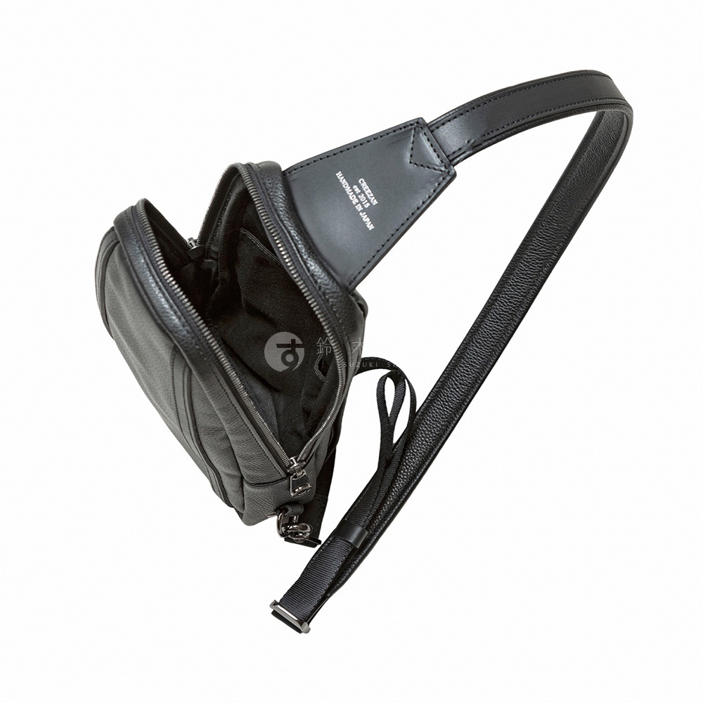 JETTER 隨身側背包 CJTE-021，黑色荔枝紋皮革材質，設有兩個拉鍊主隔層，內有隔袋。背包帶為可調式，黑色織帶搭配皮革。