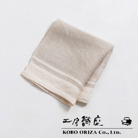 一塊米白色純亞麻斜紋萬用廚房拭巾，帶有織紋邊緣。