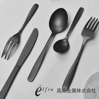 一組日製熔岩黑石紋路餐具，包含一把叉子、一把刀和兩支不同尺寸的湯匙，皆為金屬材質，呈現霧面黑色。