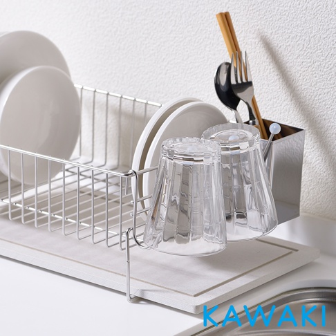 銀色金屬網架，層架上擺放著白色圓盤，右側有兩個透明玻璃杯，以及一個不銹鋼收納盒，內有筷子、湯匙和叉子。