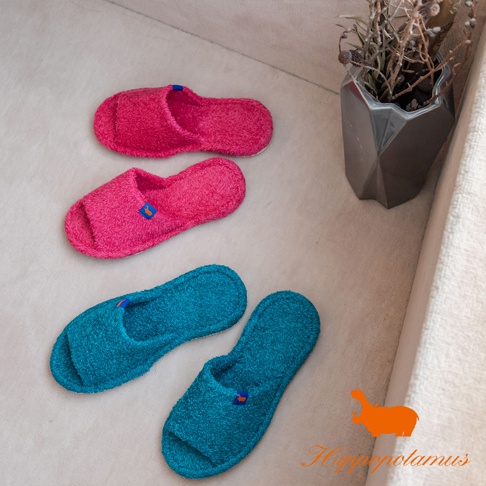 兩雙桃紅色和兩雙青綠色的竹棉混紡室內拖鞋，鞋面皆為毛巾材質，帶有小小的橘色河馬標誌。