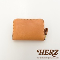 職人手作皮革高機能收納錢包，淺棕色，以車縫線裝飾，拉鍊開合，配有小皮革拉環。