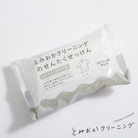 白色包裝的衣領袖口去漬專用洗衣皂，上面印有日文說明、衣物圖案及「螢光增白劑 無配合」字樣，並標示淨重NET.120g。