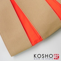 京都職人手作ougi棉帆布兩用扇形托特包，採用米色帆布搭配亮橘色內襯，車縫線清晰可見，展現簡約設計與質感。