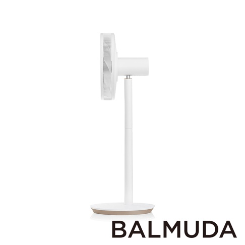 The GreenFan 風扇，白色機身搭配金色底座，簡約設計，側邊視角，帶有 BALMUDA 品牌標誌。