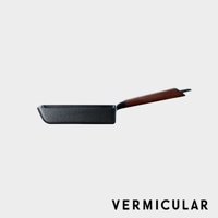 黑色琺瑯鑄鐵玉子燒平底鍋，配有「黑胡桃」木質手柄，鍋身呈現方正長條形。