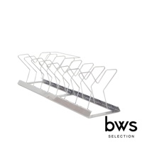 銀色金屬材質的伸縮鍋具收納架，設有可調節的間隔，用於放置鍋蓋、平底鍋等廚房用具。