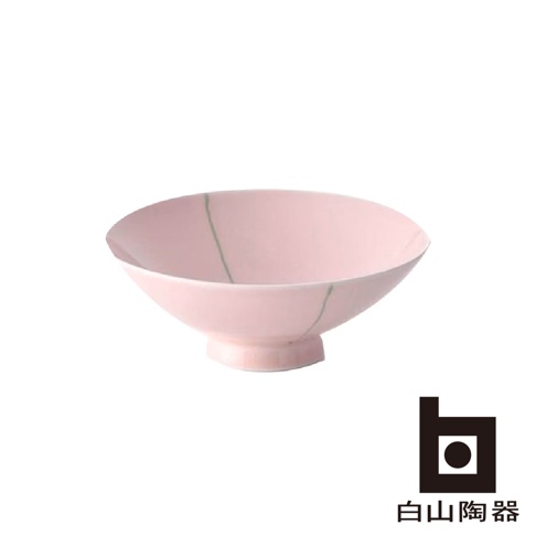 淺粉色陶瓷平茶碗，碗身有細緻的綠色線條裝飾，底部有較寬的底座。