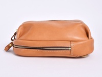 職人手作皮革立體運動斜背包，淺棕色，採用光滑皮革材質，配有深色拉鍊及縫線細節。