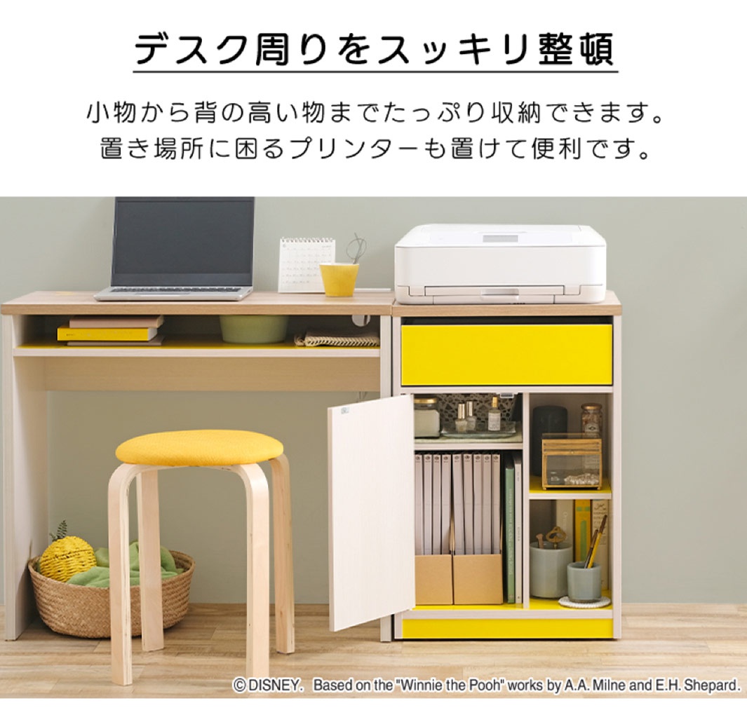 木質五格桌邊收納櫃，帶有黃色抽屜和白色櫃門，櫃體側面有黃色點綴。收納櫃上方放置一台白色印表機，旁邊是書桌，書桌上擺放有筆記型電腦、日曆、黃色杯子和書籍。櫃子內有文件夾、收納盒和裝飾品。
