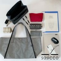 黑白格紋刺子織可變形托特包，搭配灰色內袋、鑰匙、筆、粉紅色化妝包、灰色零錢包、文件夾、筆記型電腦、滑鼠及手機。