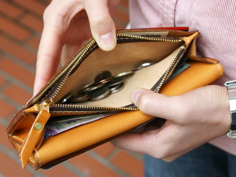 職人手作皮革超強卡片收納長夾，展示淺棕色皮革材質，內部有拉鍊零錢袋，裝有硬幣，並可見紙鈔及卡片。