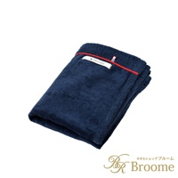 深藍色羊毛觸感四季萬用膝蓋毯，邊緣有紅色滾邊，毯面柔軟，有一白色標籤，標示「made in Japan」。