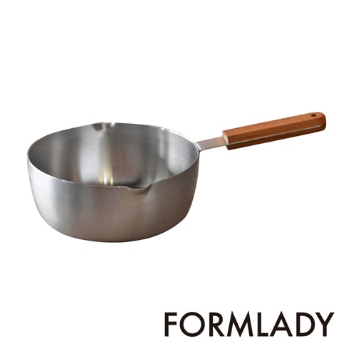 小泉誠 ambai 日製木柄18-8不鏽鋼三層底雪平鍋，20公分，鍋身為銀色不鏽鋼材質，配有淺棕色木質手柄，鍋緣有導流設計。