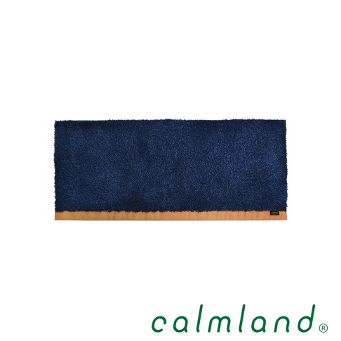 一張深藍色、絨毛材質的長方形廚房地墊，底部有一條淺棕色邊緣，右下角有白色標籤。
